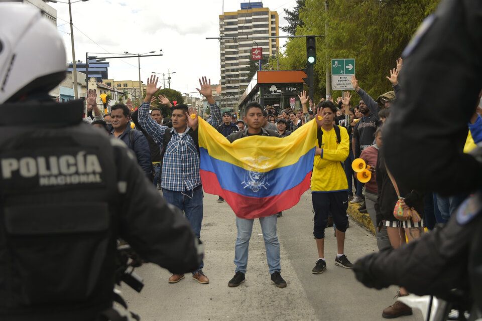 Policías y manifestantes se enfrentan por segundo día consecutivo en Quito. (Fuente: AFP)