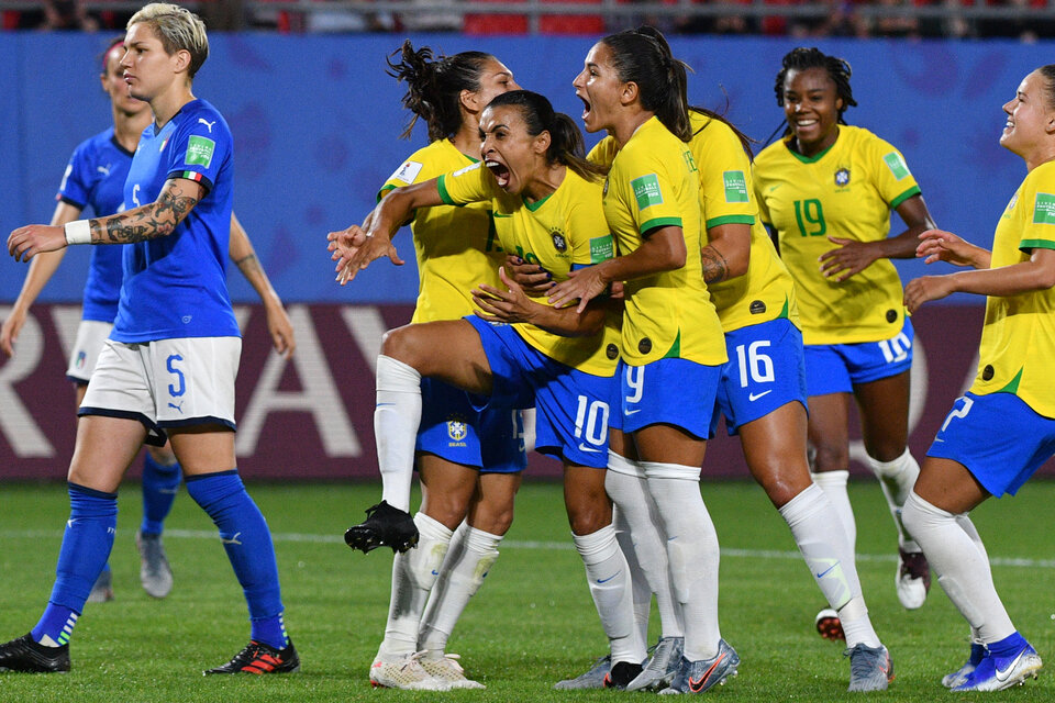 Marta festeja el gol de la victoria.