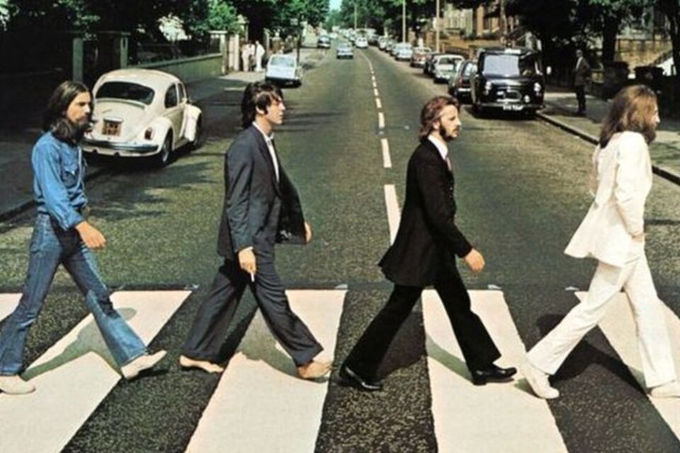 Los Beatles cruzan la calle en la portada de su último disco.
