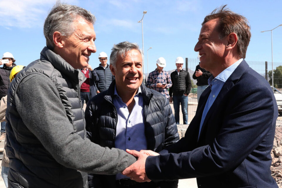 Macri saluda a Suárez, flanqueado por Cornejo, al llegar a Mendoza.  (Fuente: Télam)