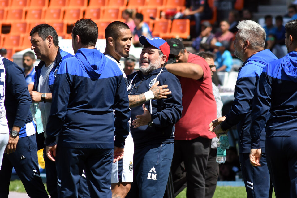 Maradona -con visera venezolana- y Ayala se saludan. El paraguayo metió dos golazos de tiro libre, algo que estuvo practicando junto al DT en la semana. (Fuente: Télam)