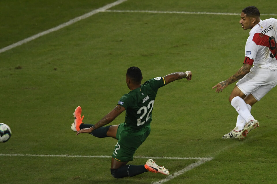 Paolo Guerrero marca el primero de Perú. (Fuente: AFP)