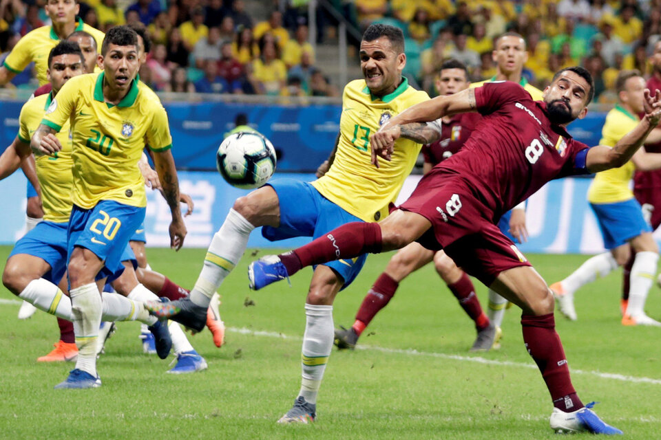 Dani Alves pelea con Rincón. Brasil no pudo con Venezuela y empató 0-0. (Fuente: EFE)