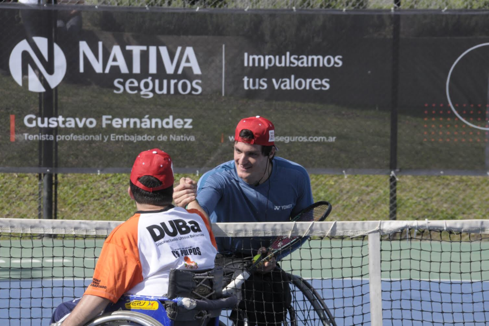 Gustavo Fernández recibe el cariño de su gente. (Fuente: Prensa Gustavo Fernández / Clínica Tandil)