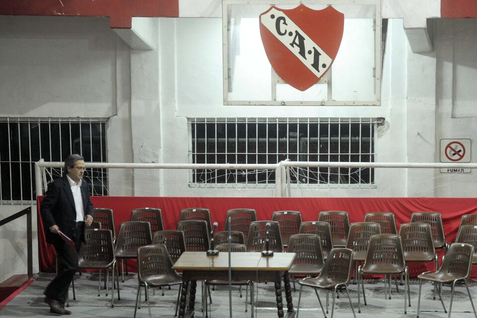 El día que 20 barras de Independiente apretaron a Cantero (Fuente: Télam)