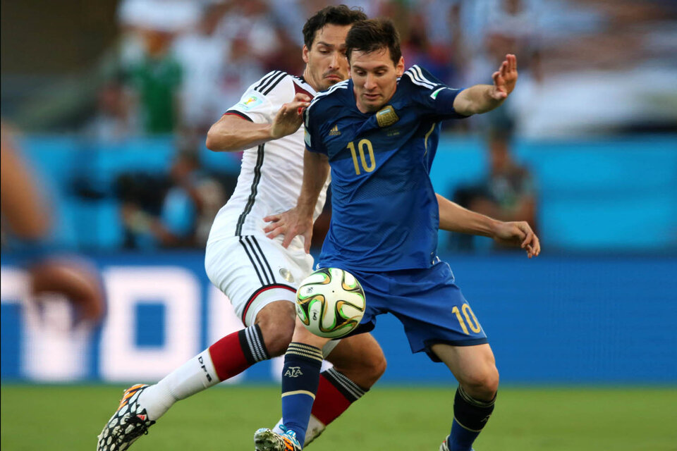 Messi disputa la pelota con Kramer, durante la final Brasil 2014.