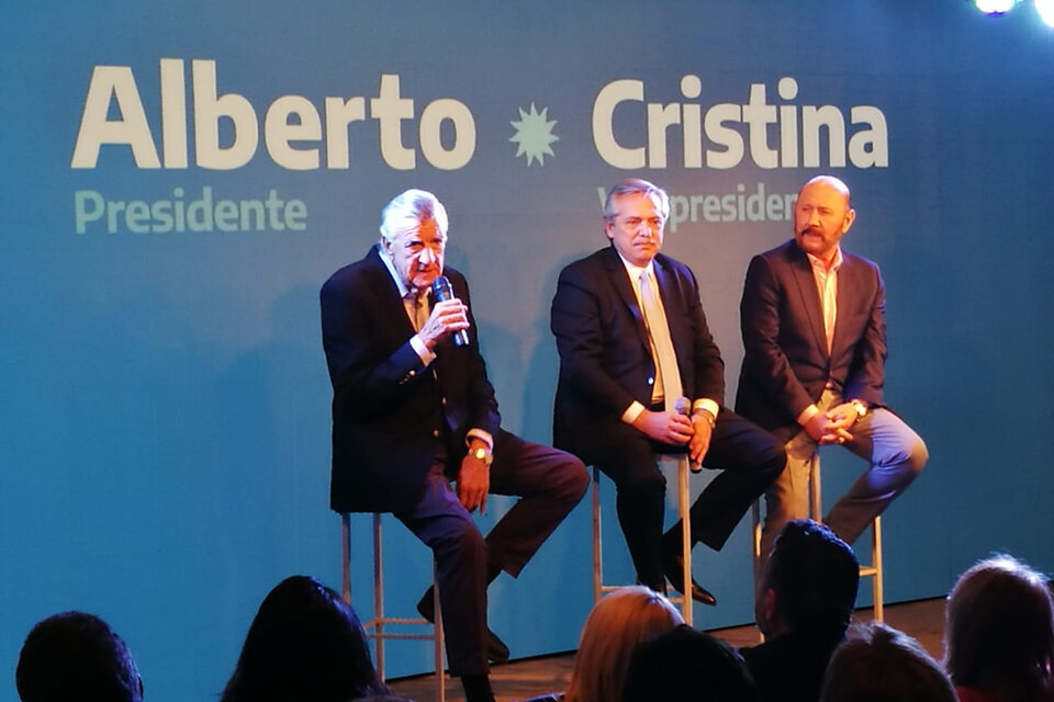 Gioja, Alberto Fernández e Insfrán en el acto en la sede del PJ. 