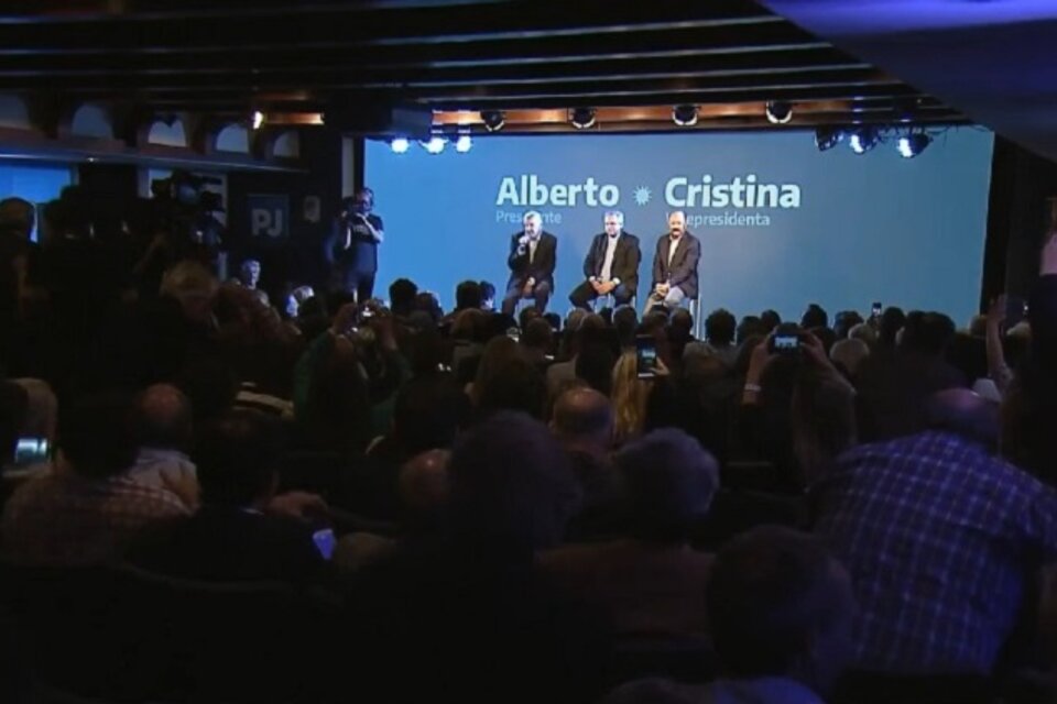 Alberto Fernández, en el acto de esta tarde, junto a Gildo Insfrán y José Luis Gioja.  (Fuente: Captura de pantalla)