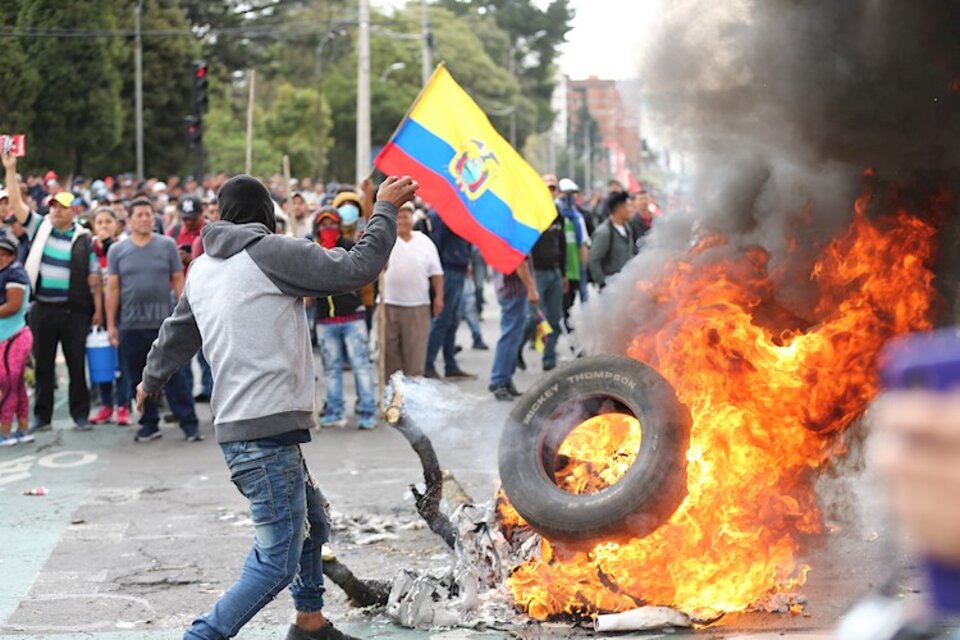 Una imagen de los incidentes frente al Parlamento, en Quito.  (Fuente: EFE)