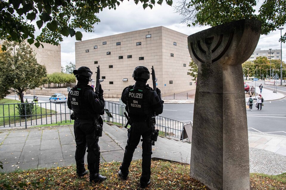 Policías alemanes montan guardia frente a la sinagoga de Halle después del ataque. (Fuente: AFP)