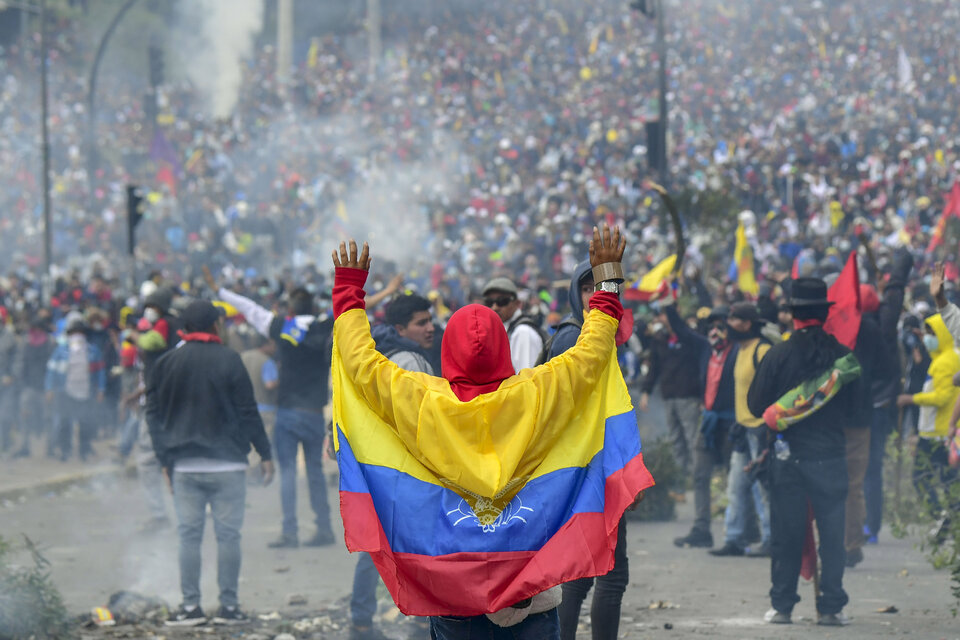 Miles de manifestantes llegaron desde la mañana a la capital de Ecuador, pese al toque de queda decretado por Moreno.  (Fuente: AFP)