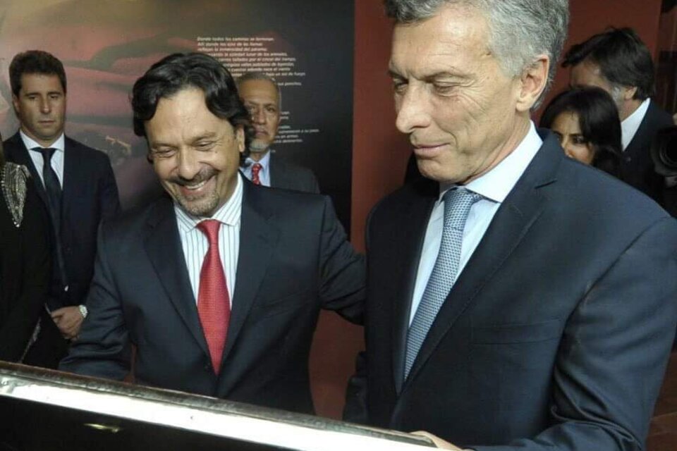 Sáenz entregando la declaración de Huésped ilustre a Macri hace dos años
