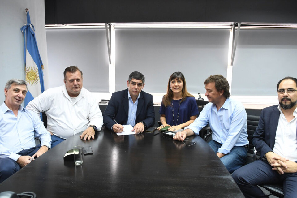 Gremios, Aerolíneas Argentinas y funcionarios firmaron el acuerdo.