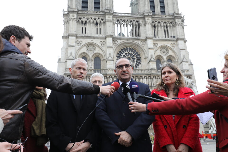 El secretario de Estado de Interior francés, Laurent Nuñez, esta mañana frente a Notre Dame.