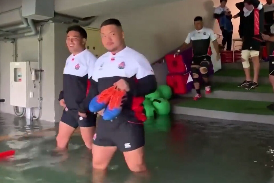 El plantel japonés, sumergiéndose en una de las instalaciones inundadas para entrenar. (Fuente: Twitter)