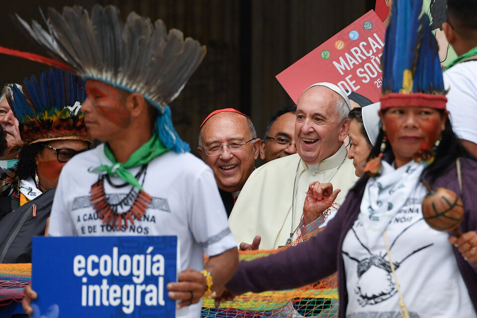 Mezclado en la multitud, Francisco parece un integrante más del sínodo sobre el Amazonas.