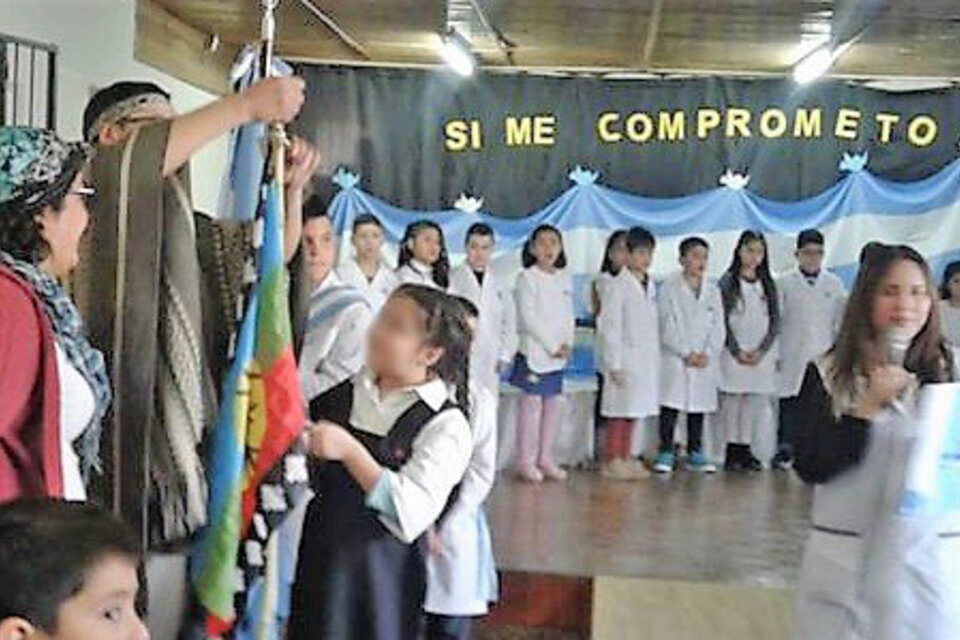El acto de promesa a la bandera donde también se rindió homenaje a la "wenufoye". (Fuente: Confederación Mapuche de Neuquén)
