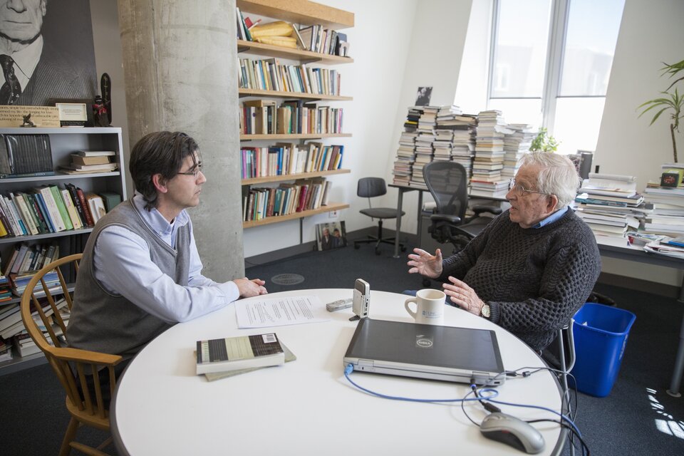 Jorge Majfud y Noam Chomsky.