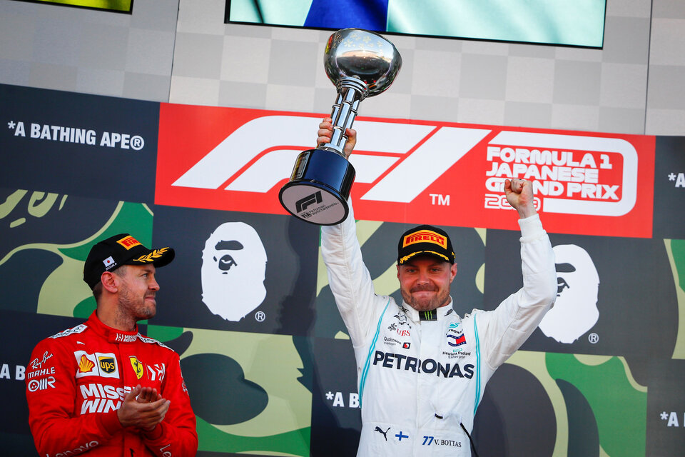 Bottas levanta el trofeo ante el reconocimiento de Vettel. (Fuente: EFE)