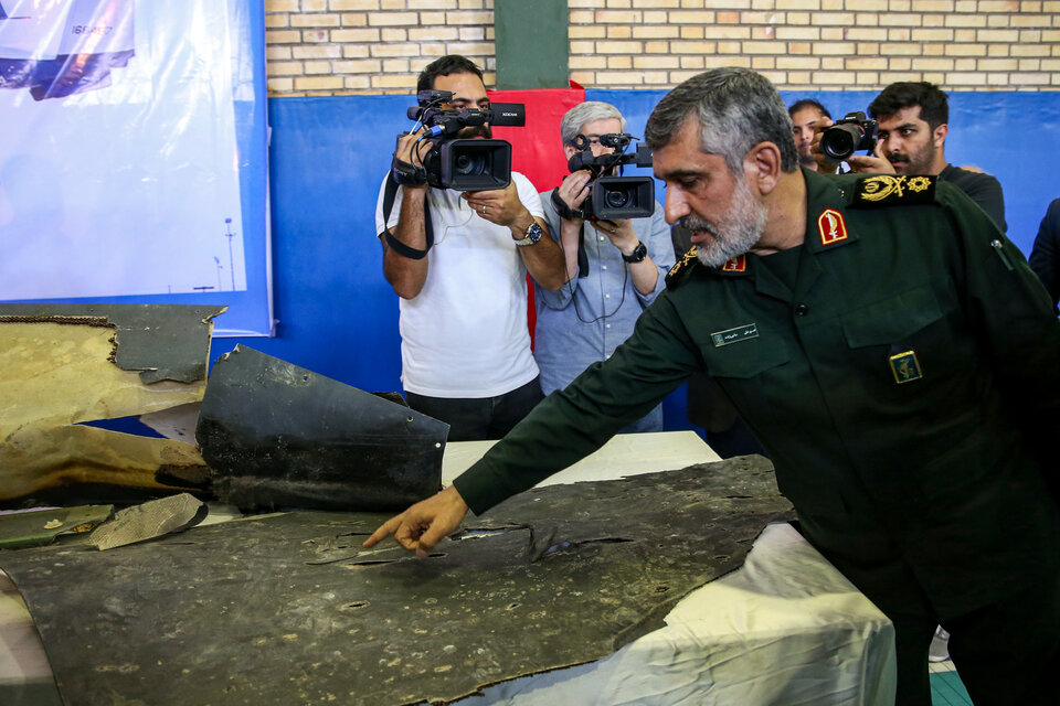 El general iraní Amir Ali Hajizadeh (R), titular de la División Aeroespacial muestra detalles del dron estadounidense derribado por la Guardia Revolucionaria.  (Fuente: AFP)