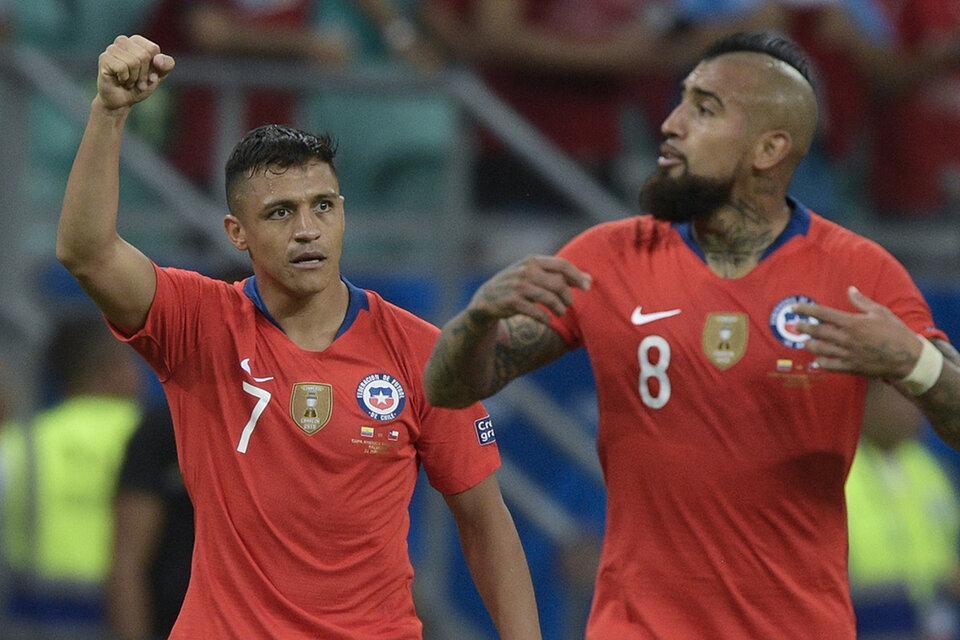 Sánchez festeja su gol; Vidal arenga. (Fuente: AFP)