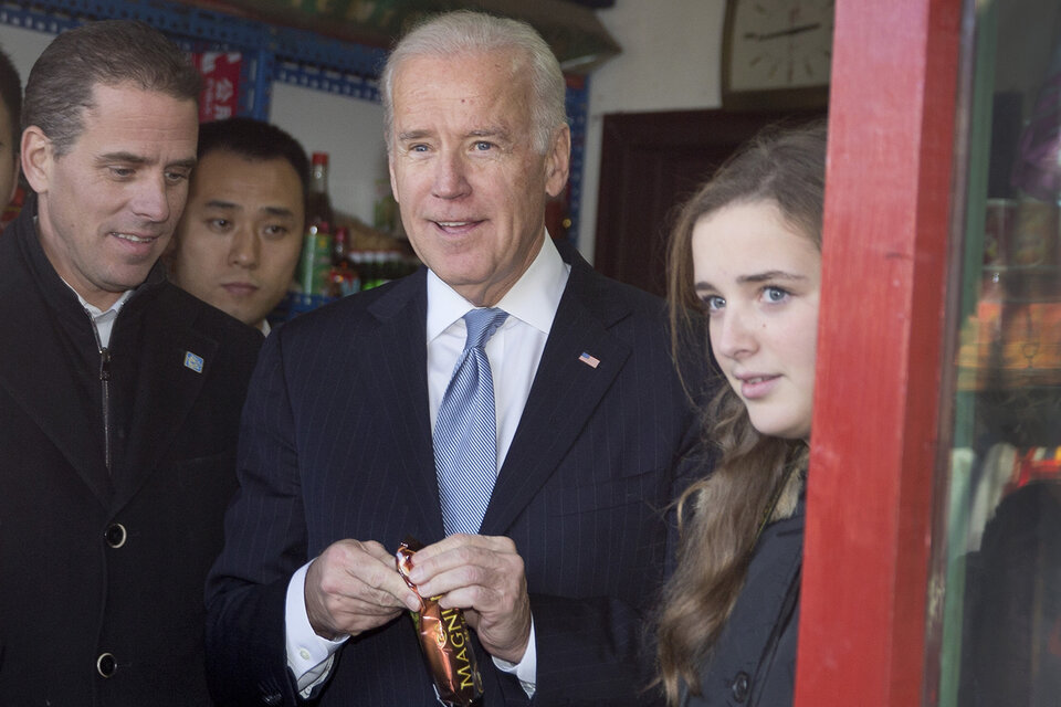 El precandidato Joe Biden junto a su hijo Hunter.