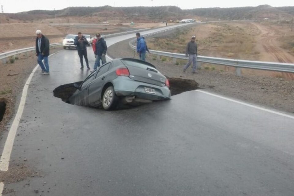 Así quedó el auto que transitaba por la Autovía Norte