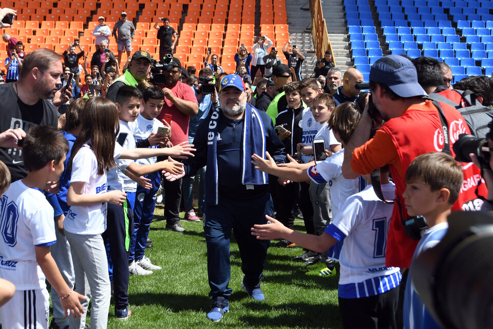 Maradona también tuvo una cálida recepción en Mendoza. (Fuente: Télam)