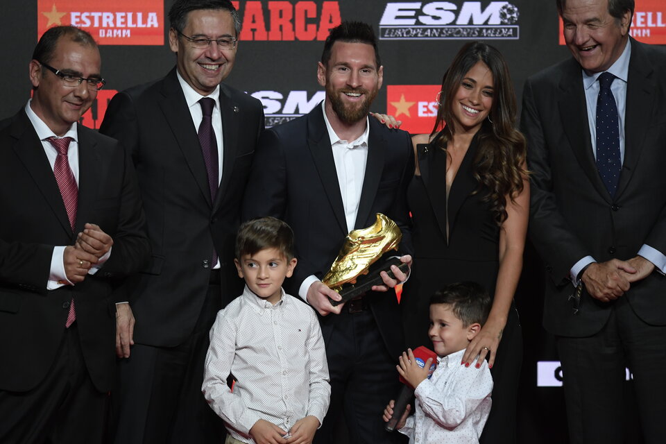 Messi recibió el sexto Botín de Oro de manos de Thiago y Mateo