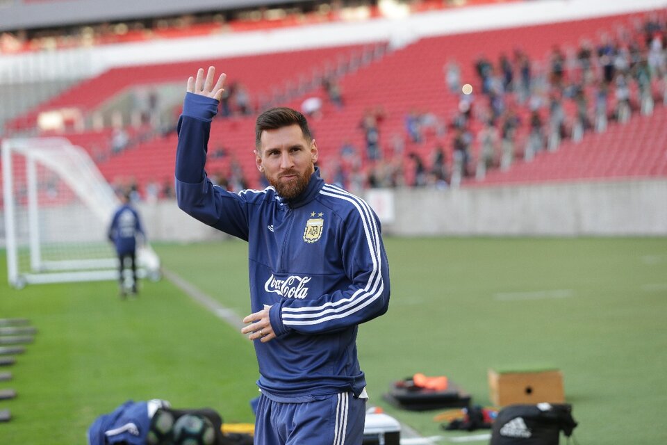 Messi saluda al público durante el entrenamiento del sábado en Porto Alegre. (Fuente: Prensa AFA)