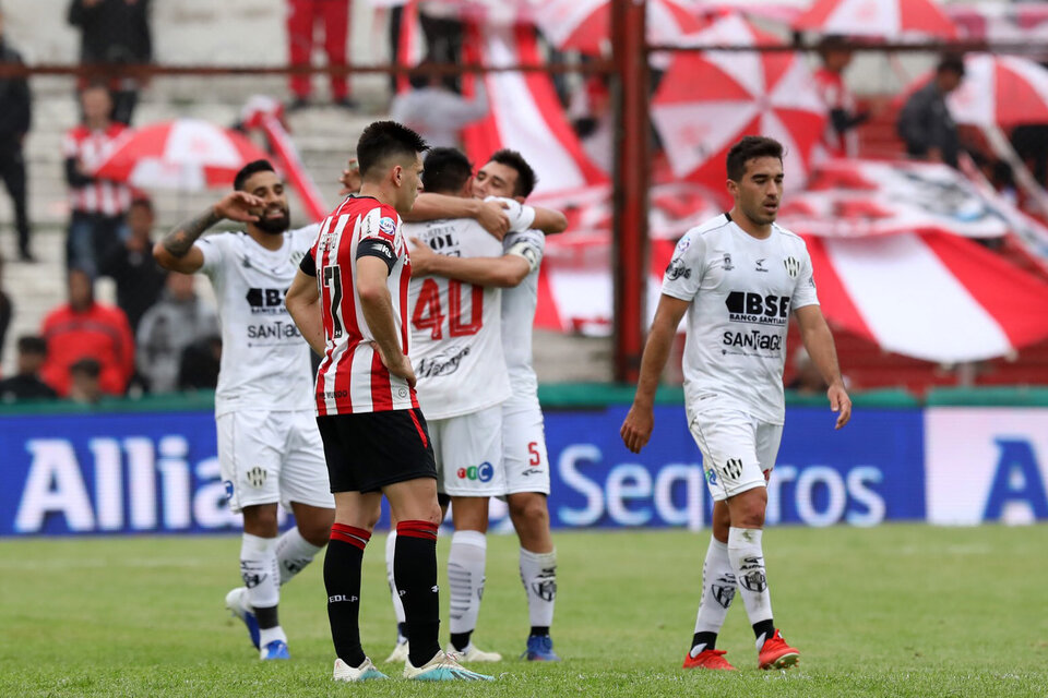Gervasio Núñez (40) recibe el saludo de sus compañeros por el golazo. (Fuente: Fotobaires)