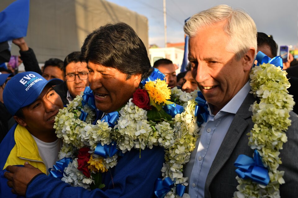 Evo Morales con Alvaro García Linera hoy en El Alto. (Fuente: AFP)