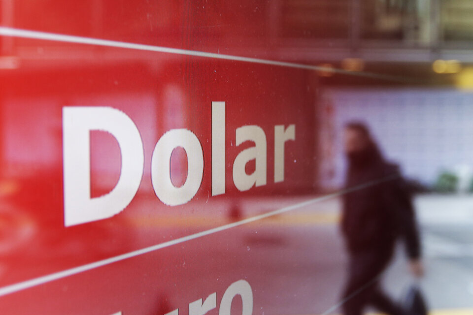 La brecha entre el dólar oficial y el paralelo se estiró a 4 pesos. (Fuente: Leandro Teysseire)