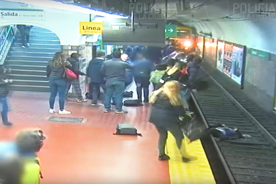 La mujer cayó a las vías del subte y los demás pasajeros hicieron señas para que el tren no la arrollara.