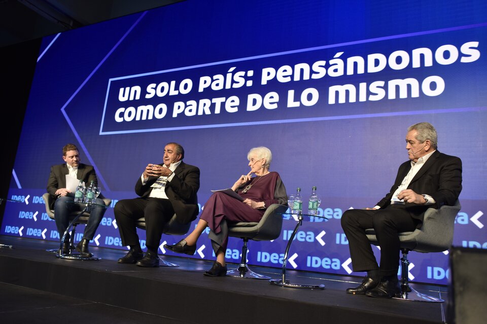 Héctor Daer habla en IDEA ante la mirada de Graciela Fernández Meijide y Miguel Blanco (derecha).