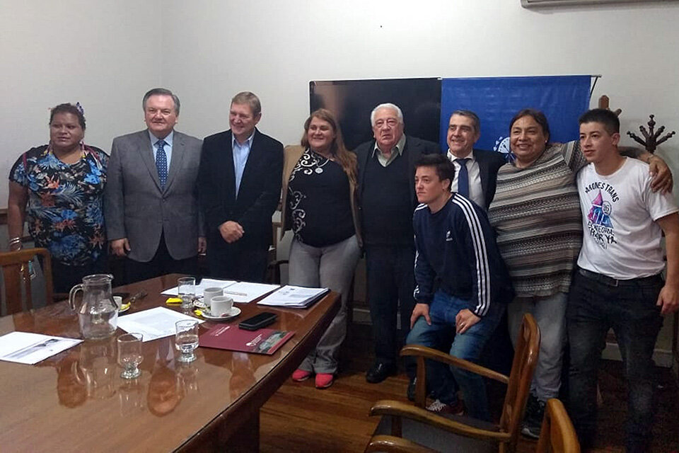 Senadores con un grupo del colectivo.