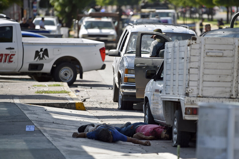 El intento de arresto del "Chapito" Guzmán dejó un tendal de muertos en Sinaloa. (Fuente: AFP)