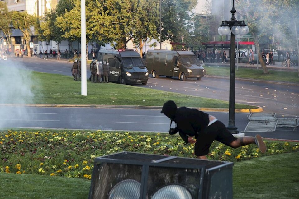 Un manifestante enfrenta a los carabineros en las calles de Santiago.  (Fuente: EFE)
