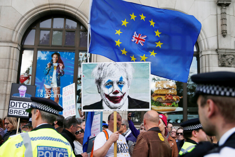 El parlamento sesionó rodeado de manifestantes anti Brexit. (Fuente: EFE)