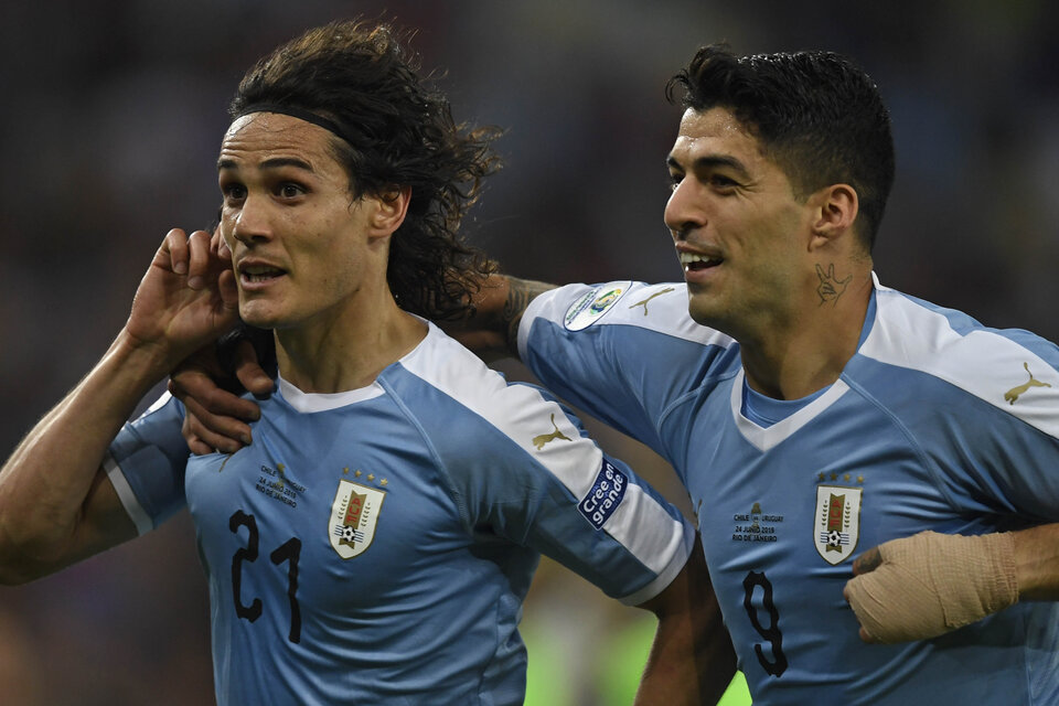 Cavani feste su gol con Suárez. Uruguay venció 1-0 a Chile. (Fuente: AFP)