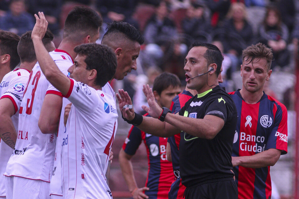 Espinoza y una labor de debatible calidad en Huracán vs. San Lorenzo. (Fuente: NA)