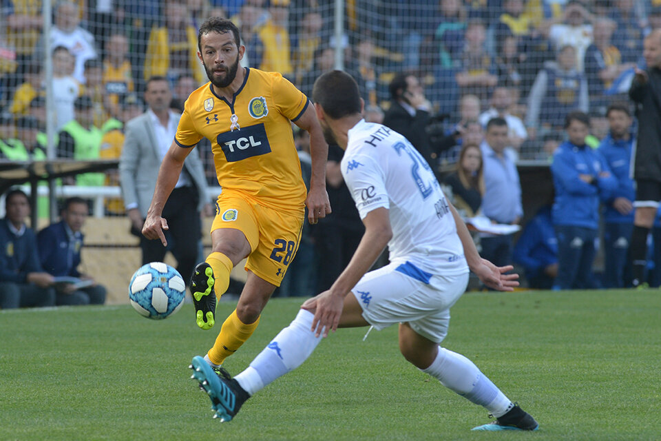 Lucas Gamba empujó el ataque pero no logró perforar la defensa visitante. (Fuente: Sebastián Granata)