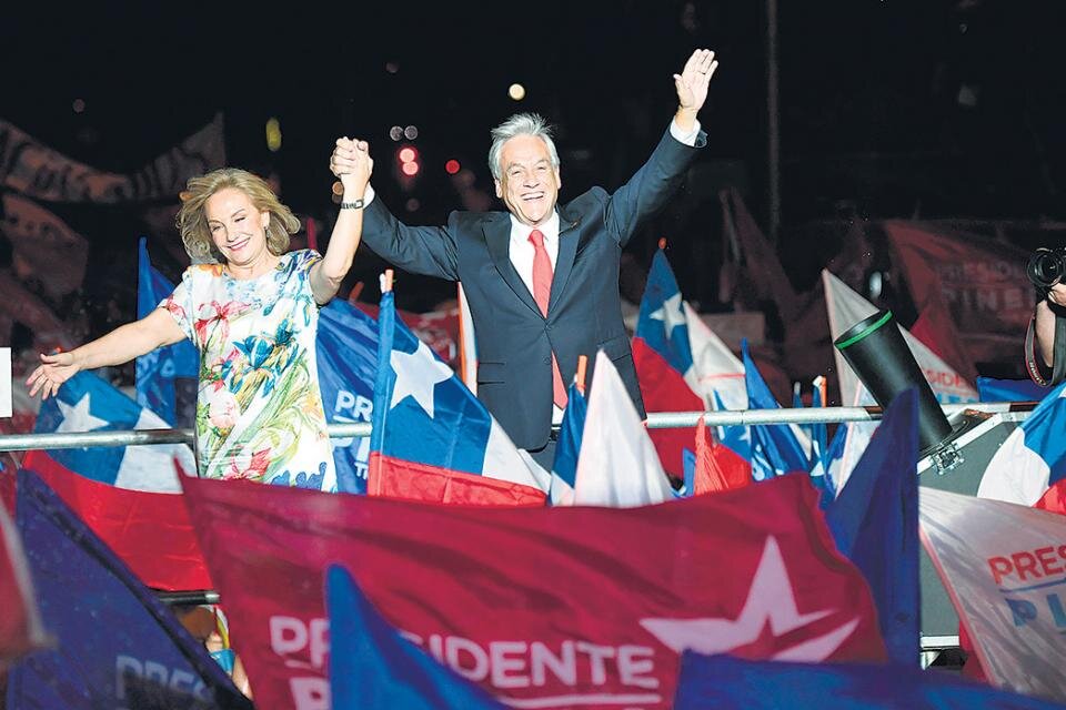 Piñera y Morel, durante la victoria del candidato de derecha. (Fuente: AFP)