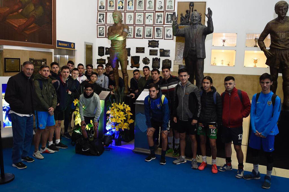 El Memorial para Rubén "Chapa" Suñé fue visitado por juveniles y ex jugadores del club. (Fuente: Twitter Boca Juniors)