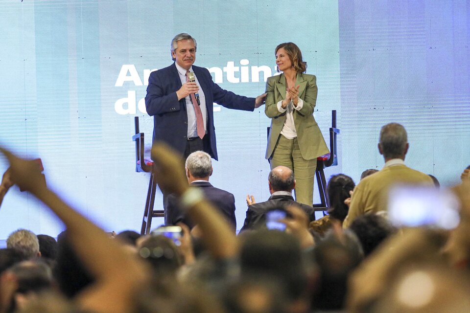 Alberto Fernández junto a la candidata a intendenta de La Plata, Florencia Saintout. (Fuente: NA)