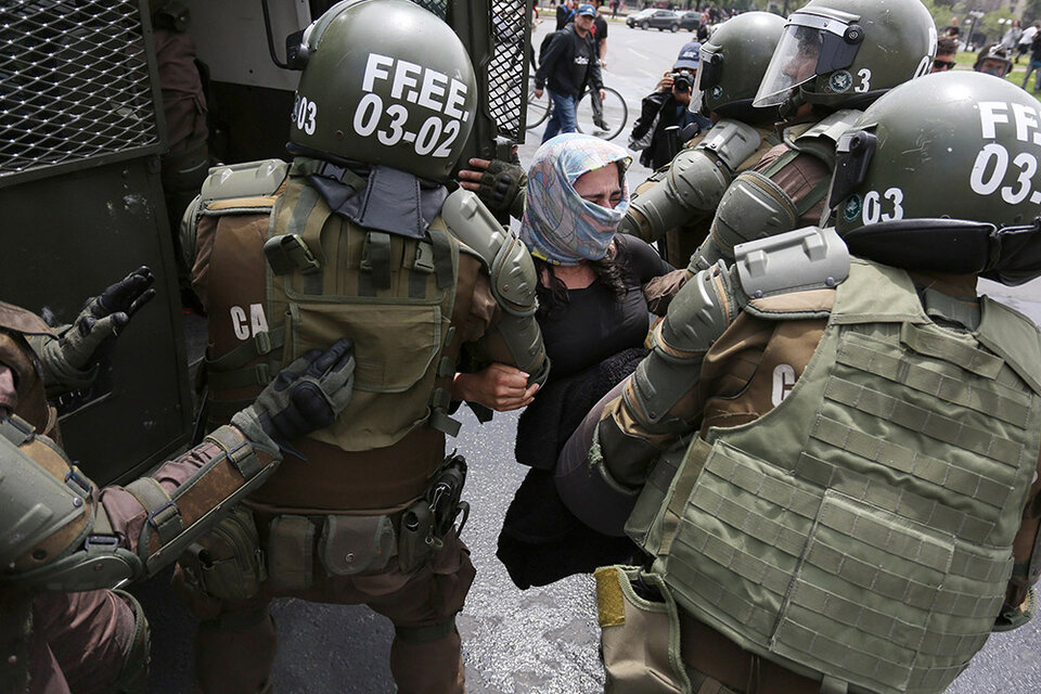 Las violaciones de mujeres ascenderían a doce, durante la represión en Santiago por parte de Carabineros (Fuente: EFE)