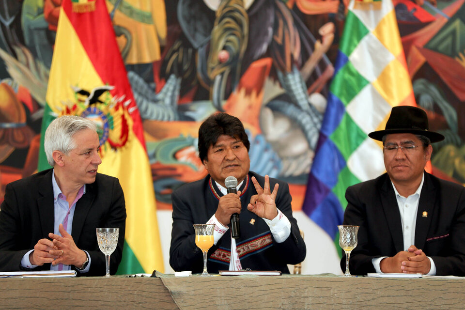 García Linera, Morales y Pary hablan con la prensa y representantes diplomáticos. (Fuente: EFE)
