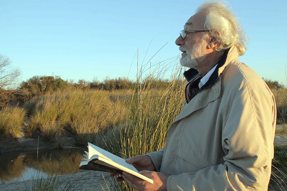 Miguel Angel Federik lee un poema frente al río Gualeguay