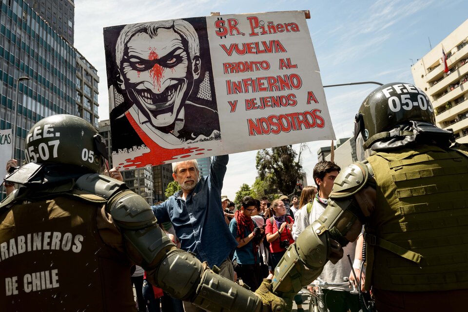 Un manifestante desafía a la represión olicial ayer en el centro de Santiago.