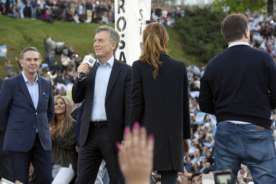 Mauricio Macri junto a su candidato a vicepresidente, Miguel Pichetto en Rosario. (Fuente: Andres Macera)